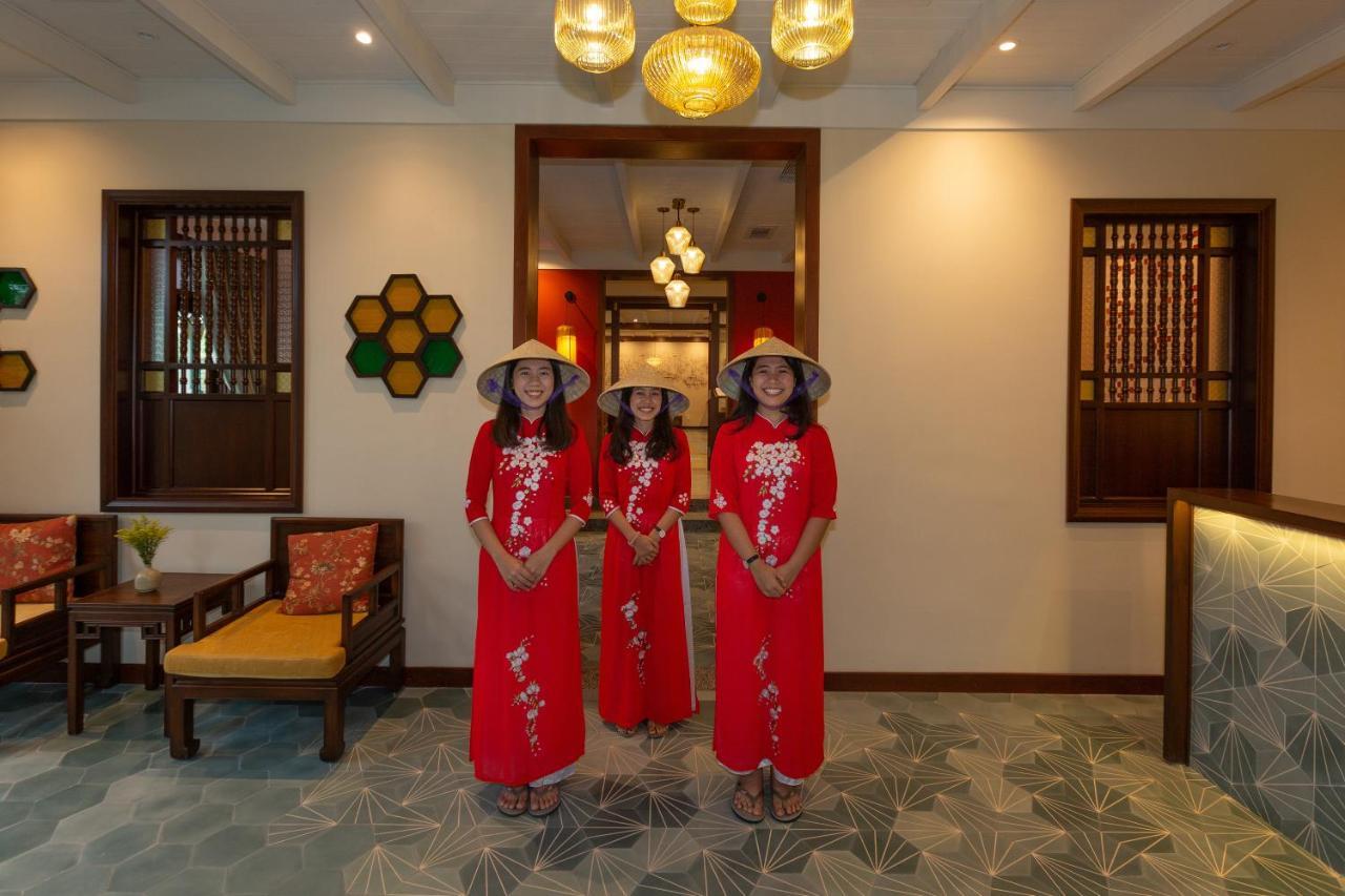 فندق بوتيك كوزي سافي هوي آن هوي ان المظهر الخارجي الصورة Vietnamese women wearing the áo dài